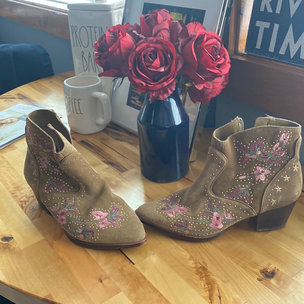 Gianni Bini short cowboy style boots